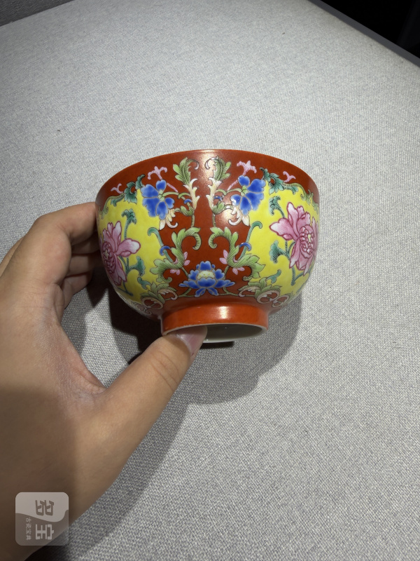 清道光 珊瑚红地洋彩开光花卉纹碗 - 图5